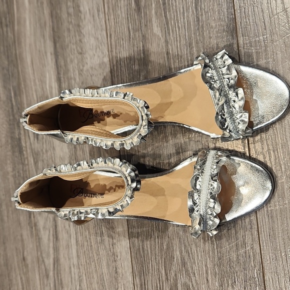ey Boutique Shoes - EY Boutique Women's sz 8M silver high Heels zippered back